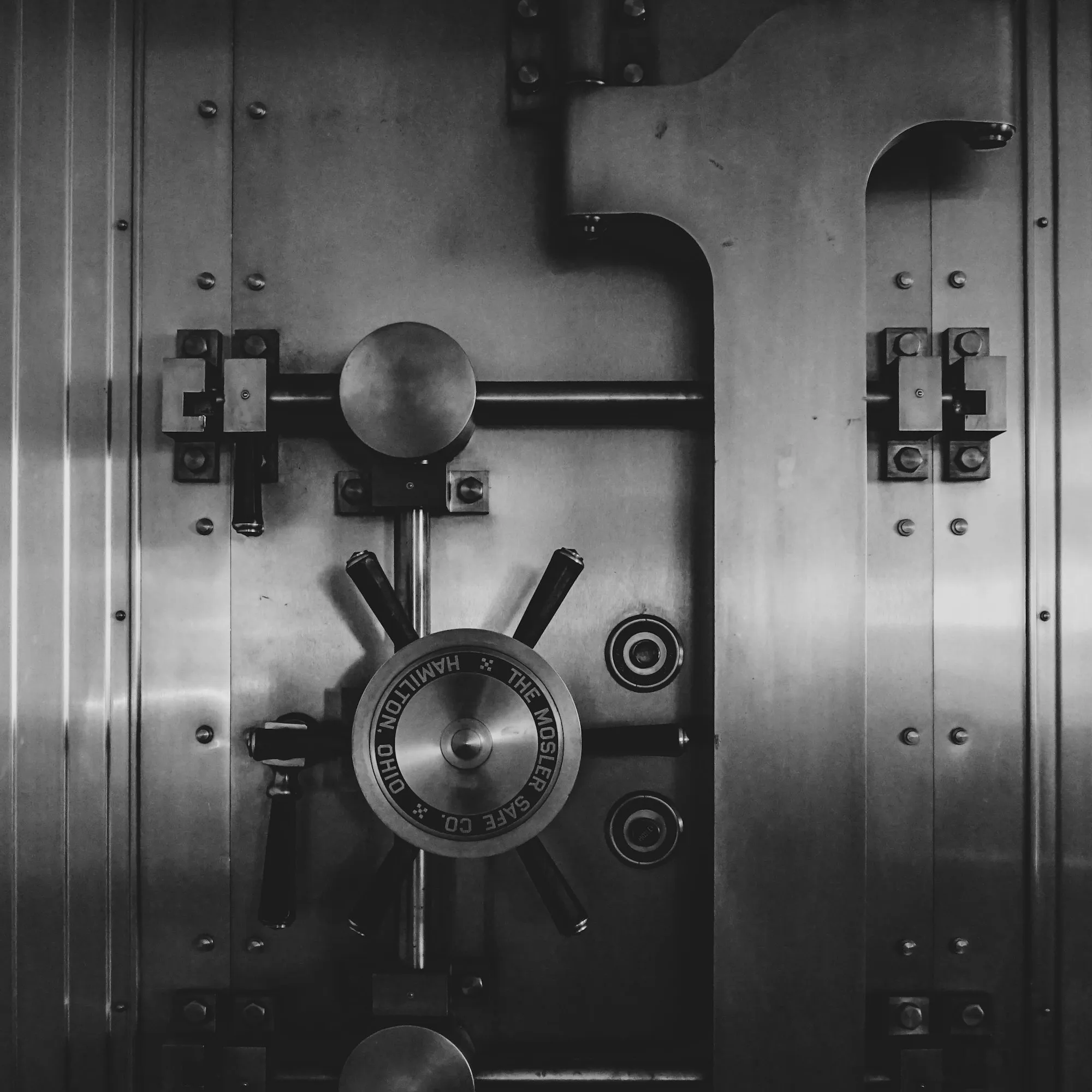 Steel safe door with locking wheel